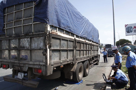 Tăng cường kiểm soát xe quá tải trọng phá hoại đường bộ